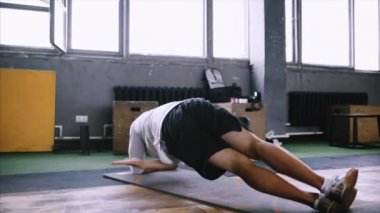 Ara no equipmetn dayanıklılık için exersize, up sit.