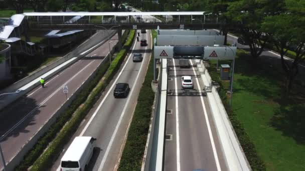 Carretera con tráfico en megápolis, revela complicada intersección de carreteras de cruce ocupado y campos verdes . — Vídeos de Stock