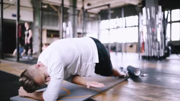 Intermediär ingen equipmetn exersize till uthållighet, Sit ups. — Stockvideo