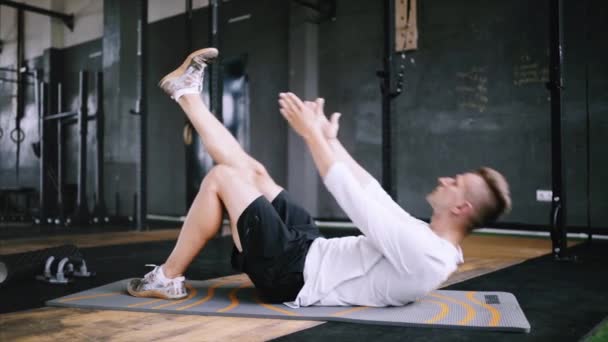 Intermediate geen equipmetn inspanning tot uithoudingsvermogen, Sit ups. — Stockvideo