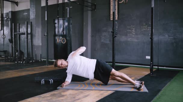 Intermediär ingen equipmetn exersize till uthållighet, Sit ups. — Stockvideo