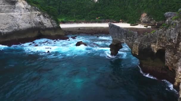 海浪在岩石海岸线上撞击的抽象鸟瞰图 — 图库视频影像