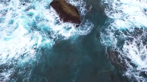 바위 해안선에 충돌 바다 파도의 추상적 인 공중보기 — 비디오