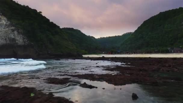 Vue aérienne abstraite des vagues océaniques qui s'écrasent sur un rivage rocheux — Video