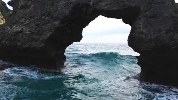 Vista aerea astratta delle onde oceaniche che si infrangono sulla costa rocciosa . — Video Stock