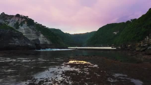 바위 해안선에 충돌 바다 파도의 추상적 인 공중보기. — 비디오