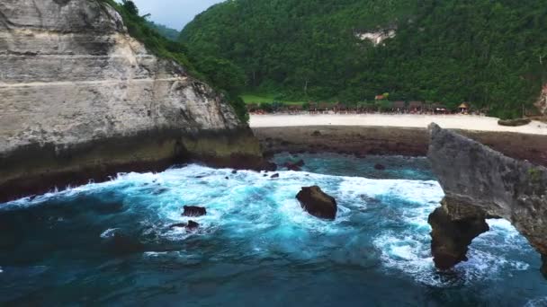 Vista aérea abstracta de las olas del océano que se estrellan en la costa rocosa . — Vídeos de Stock