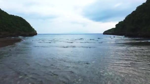 海浪在岩石海岸线上撞击的抽象鸟瞰图. — 图库视频影像