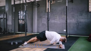 Ara no equipmetn dayanıklılık için exersize, up sit.