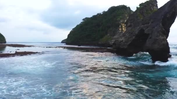 岩の海岸線に衝突する海の波の抽象的な航空写真. — ストック動画