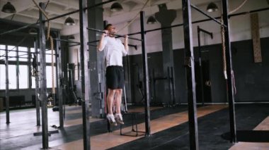 Yeni başlayanlar ve orta seviye için spor salonunda veya ofiste pull-up egzersizi