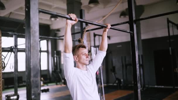 Exercício pull-up no ginásio ou escritório para iniciantes e intermediários . — Vídeo de Stock