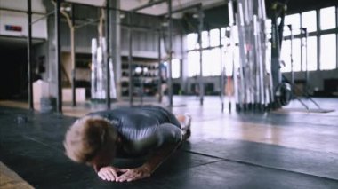 Patlayıcı push up elmas egzersiz