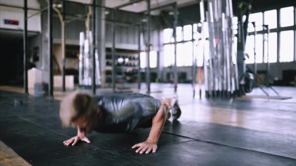 Explosiv push ups-övning — Stockvideo