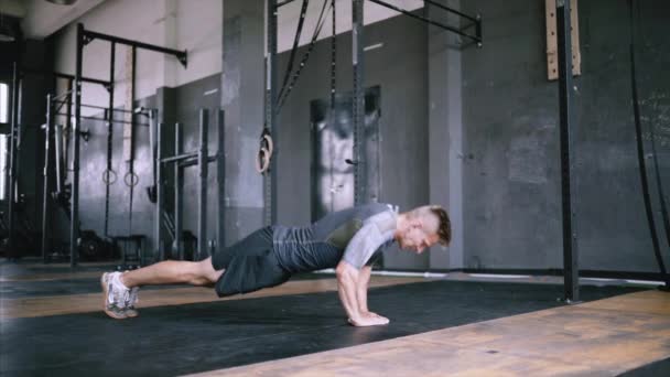 Explosive push ups diamond exercise. — Stock Video