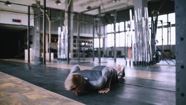 Bränna fett i gymmet — Stockvideo