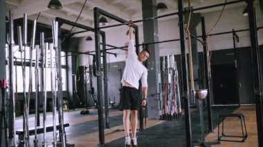 Genç atlet barda egzersiz yapıyor