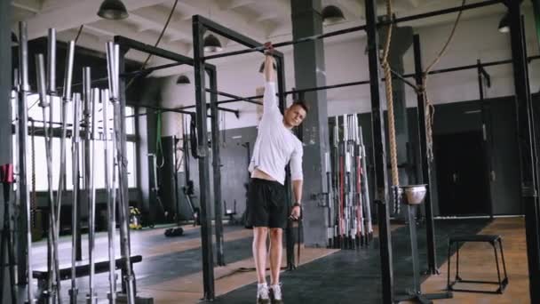 Joven atleta haciendo ejercicios en la barra — Vídeos de Stock