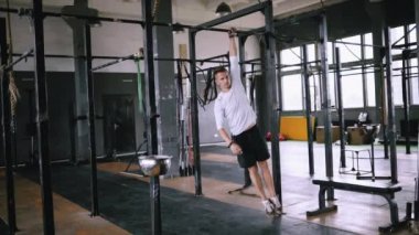 Genç atlet barda egzersiz yapıyor