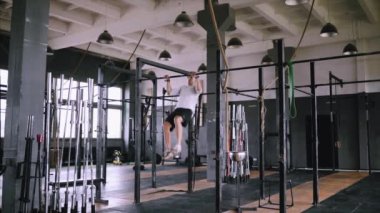 spor salonunda bar yukarı çeker