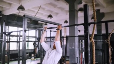 spor salonunda bar yukarı çeker