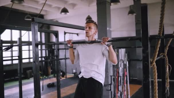 Se detiene en el bar en el gimnasio — Vídeos de Stock