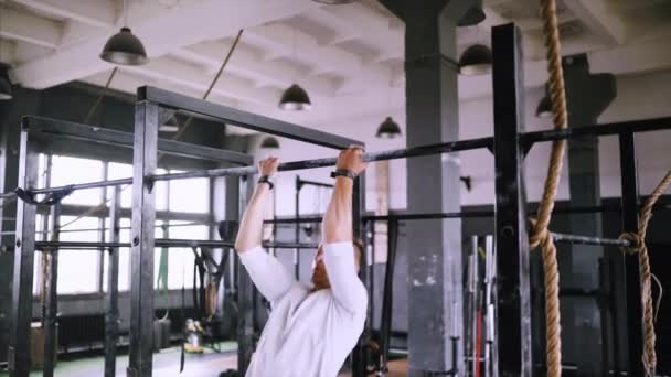 Se detiene en el bar en el gimnasio — Vídeo de stock