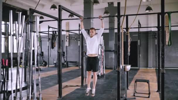 Se detiene en el bar en el gimnasio — Vídeos de Stock