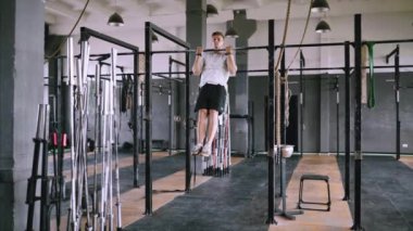 spor salonunda bar yukarı çeker