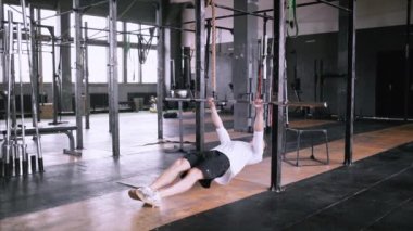 spor salonunda bar yukarı çeker