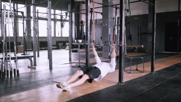 Drar upp på bar i gymmet — Stockvideo