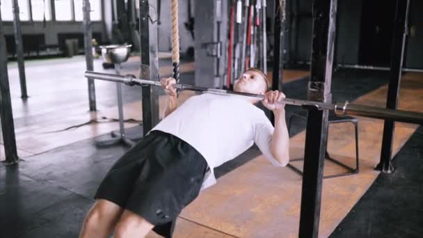Efficiënte helling pull-ups om fit te zijn — Stockvideo