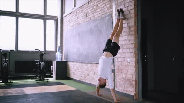 Handstand-Liegestütze für Fortgeschrittene — Stockvideo