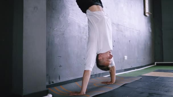 Hacer ejercicios en el gimnasio — Vídeo de stock