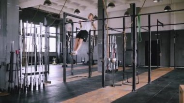 spor salonunda bar yukarı çeker