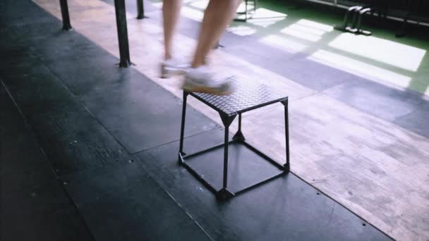 Exercice quotidien de routine dans le saut en boîte de gym — Video