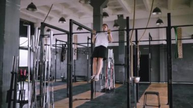 Crossfit spor salonunda günlük rutin ve günlük egzersiz.