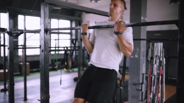 Codzienna rutyna w siłowni CrossFit i codziennych ćwiczeń. — Wideo stockowe