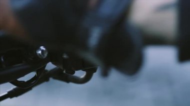 Adam gidon motosiklet üzerinde start motor düğmesine basar