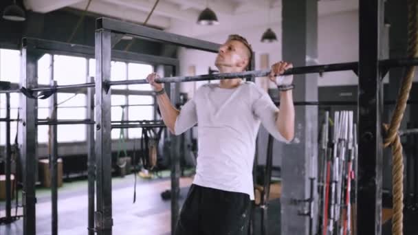 Forte uomo di mezza età tira su sul bar in palestra — Video Stock