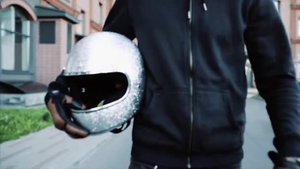 Байкер едет на свой крутой мотоцикл в большой город — стоковое видео