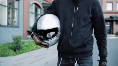 Biker büyük bir şehirde onun serin ve özel motosiklet gider