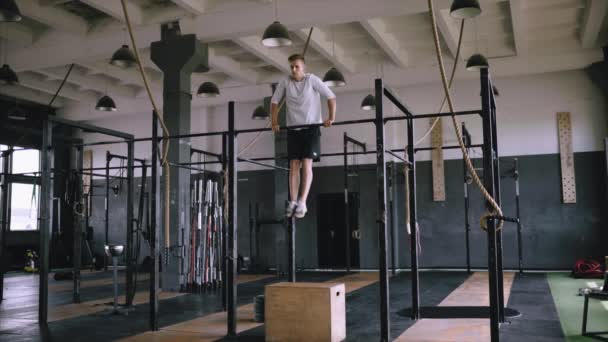 Het atletische lichaam is in goede vorm, beste oefeningen in de sportschool. — Stockvideo