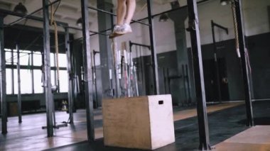 Atletik vücut iyi durumda, spor salonundaki en iyi egzersizler..