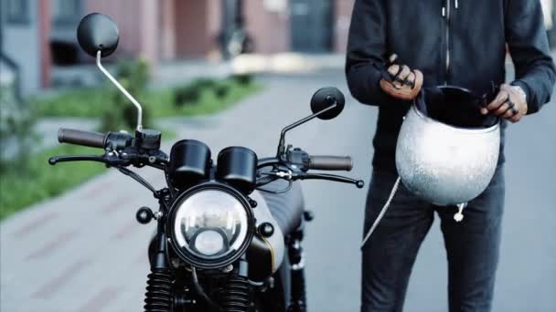Biker va à sa moto cool et personnalisée dans une grande ville — Video