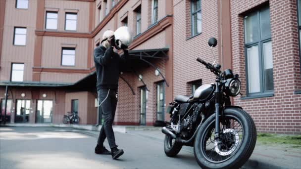 Biker chodí na svou chladnou a vlastní motorku ve velkém městě — Stock video