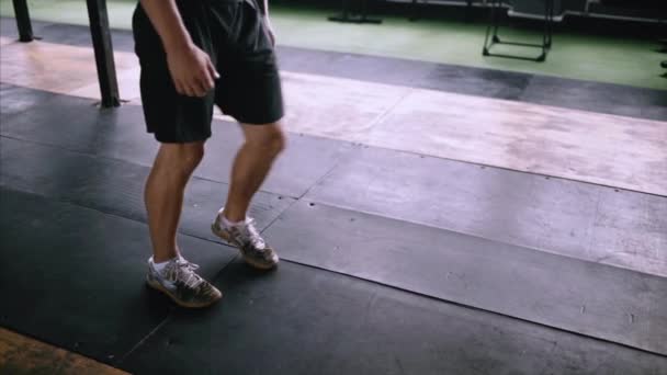 Attraente esercizio muscolare uomo e allenamento in palestra, affondo muscolare tozzo — Video Stock