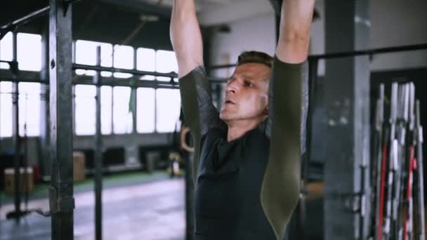 Levantando joelhos para o peito na barra de ginástica — Vídeo de Stock