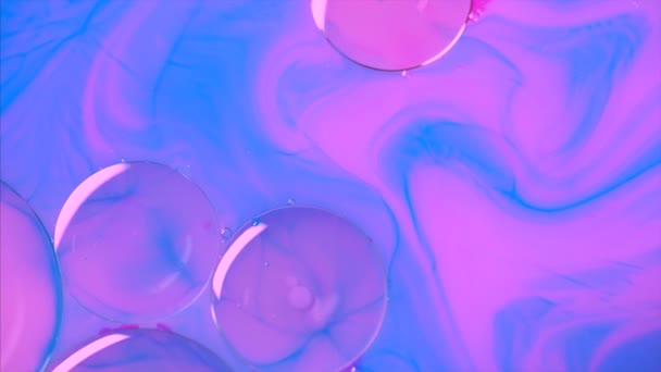 Ανάμειξη γαλάζιας και ροζ μπογιάς, βουτύρου και γάλακτος — Αρχείο Βίντεο