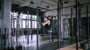 Çekici kas adam spor salonunda egzersiz ve antrenman yapıyor, kas yığını hareketleniyor.